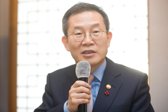 이종호 과기정통부장관이 지난달 세종시에서 열린 기자간담회에서 기자들의 질문을 듣고 있다. 과기정통부 제공